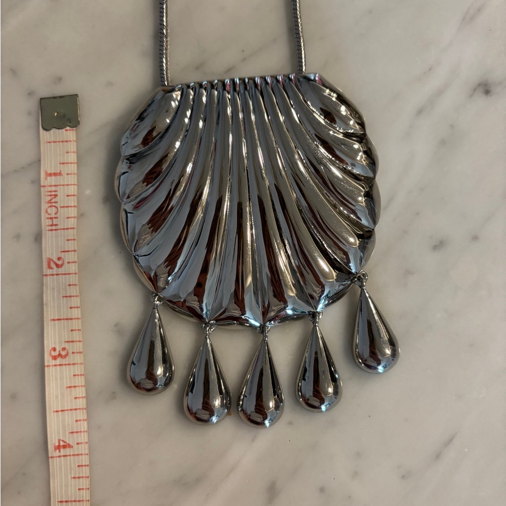Shell Pendant statement Necklace - Picture 2 of 9